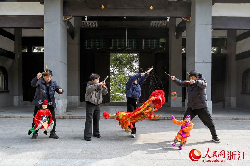 �������ĸ�ĸ�����Ӿ��Ǿ��ų�Ա������������ Ҷ������