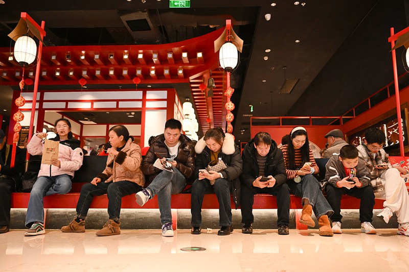 2��16�գ��ϰ����ϱ�·ĳ�̳��������ŶӵȲ͡����� л��ǿ ��