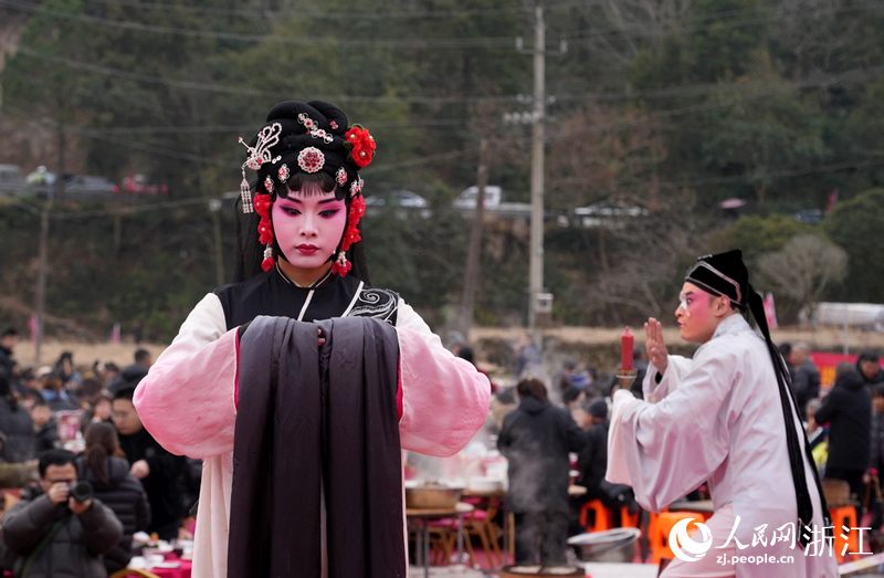 压轴好戏《活捉三郎》。人民网记者 郭扬摄