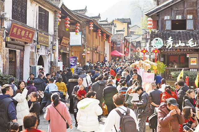 ���Ͻ֡���2��19�գ���ɽ�غ鰲�����Ͻ����ַǷ���ͨѶԱ ���� ��/�Ӿ�����