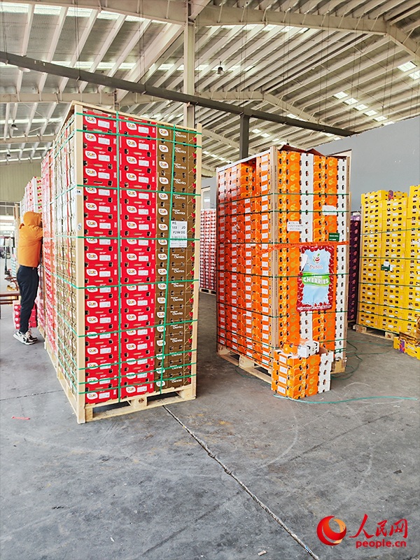 水果售卖区,水果礼盒正待出货。人民网记者 郭维瑾摄