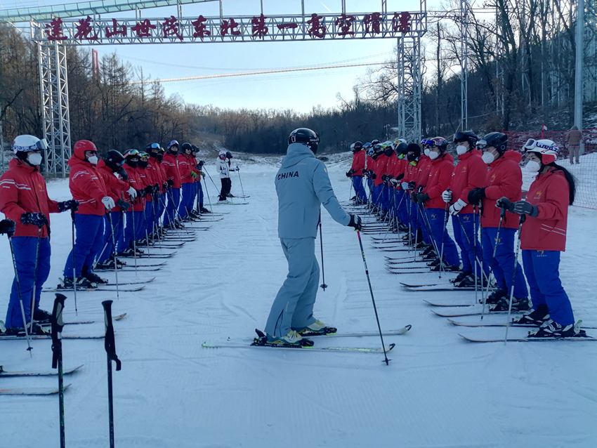 ��ѩ��ѵʦ����򼴽��μӿ��˵�ѧԱ���⻬�м������ܷ��߹�ͼ��
