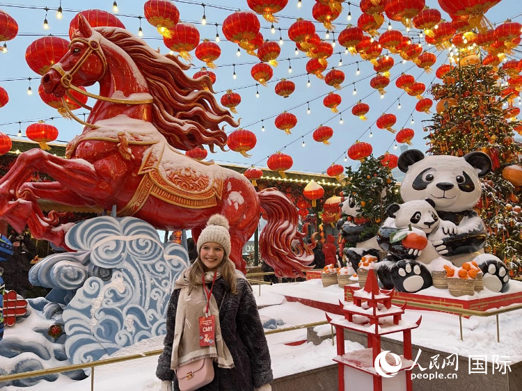 ͼΪĪ˹�������ڻ�ֳ�ͬ��������װ�κ�Ӱ������������ Ф������