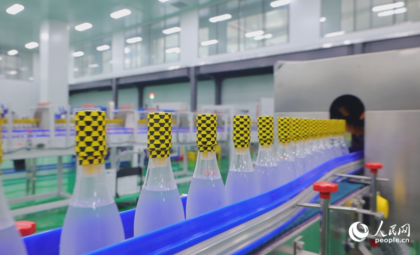 ���ܳ����ڣ�һƿƿ����ʽ����ˮ�������������ϡ����������� �����