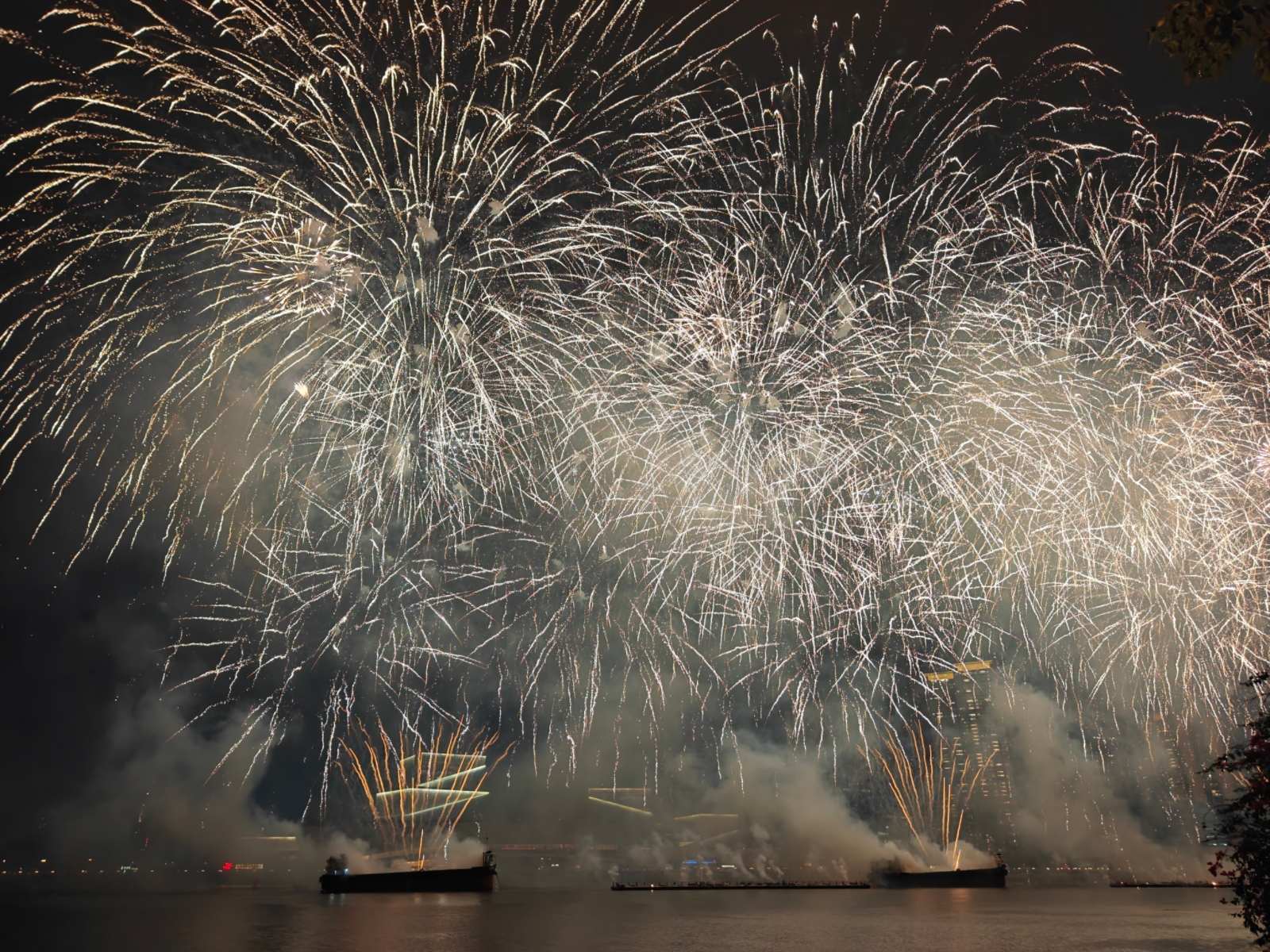 烟花汇演现场,礼花弹总数为15.38万发。人民网记者 王雅蝶摄