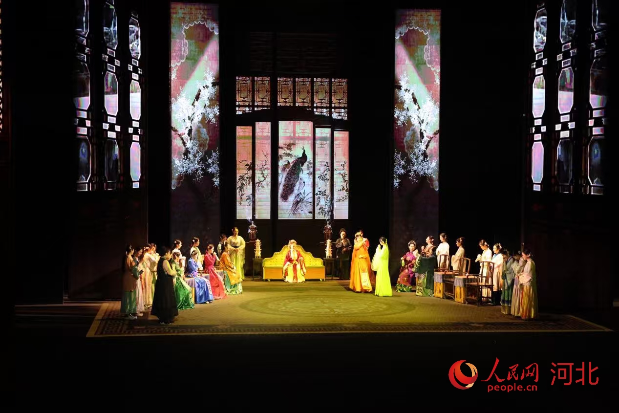 真亦假剧场剧目。人民网 于雪晴摄