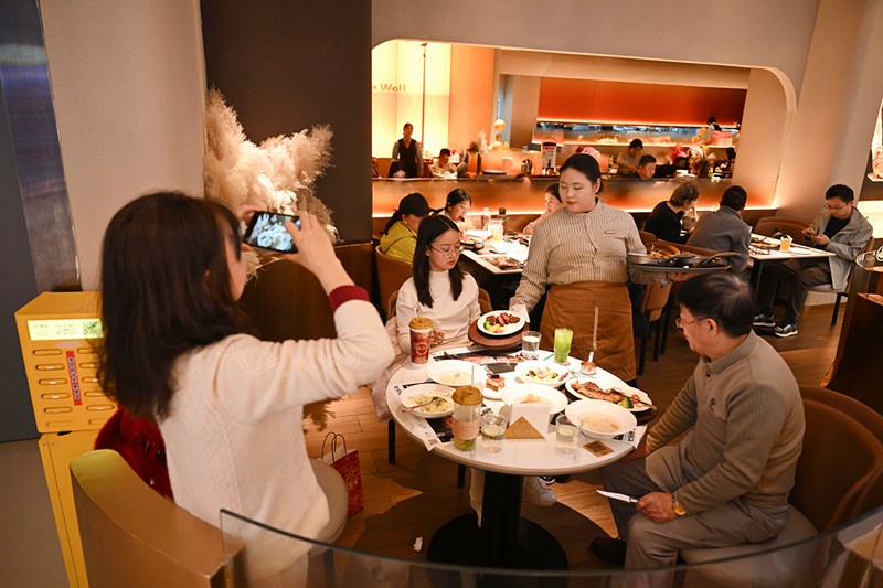 2��16�գ��ϰ����ϱ�·ĳ�̳�������Ա�����ϲˡ����� л��ǿ ��