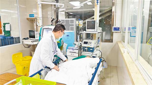 ½����ҽ��ѧ����ҽԺ����ҽѧ�������ң�ҽ����Ա���ڲ鿴�ո����ȵ�Σ��֢���ˡ����� ��һҶ ��/�Ӿ�����