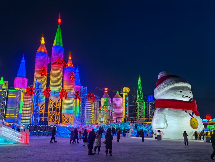 ҹϽµÁÙ£¬»ªµÆ½«±ùÑ©³Ç±¤µã׺µÃÁ÷¹âÒç²Ê¡£ÈËÃñÍø¼ÇÕß Íõº£Ô¾Éã