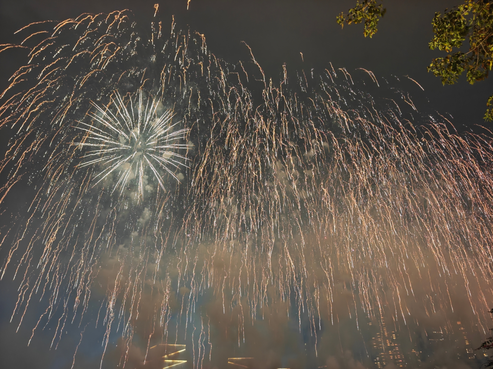 烟花汇演现场,焰火绽放,勾勒浪漫诗画。人民网记者 王雅蝶摄