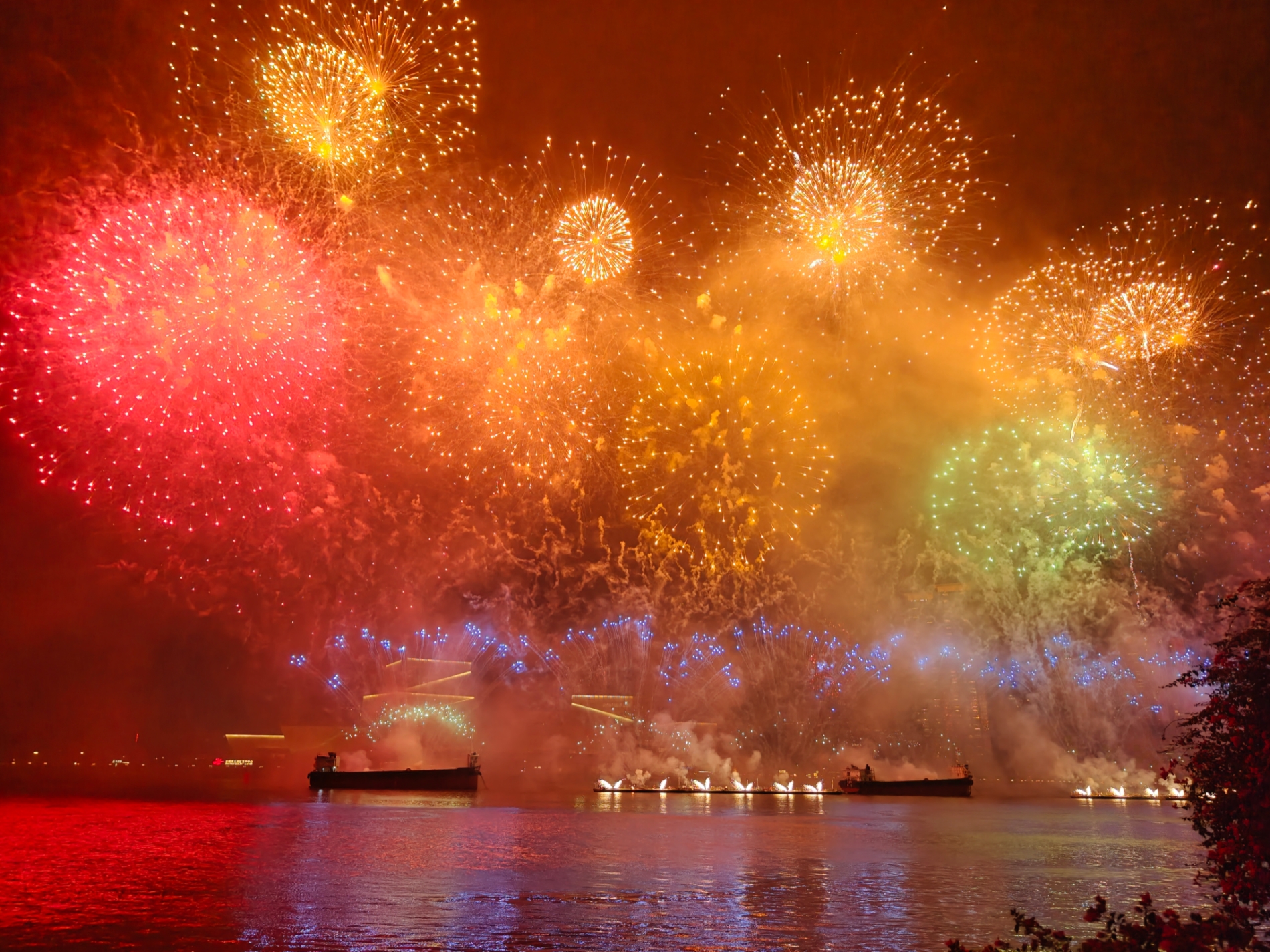 烟花汇演现场,绽放的五色火花如丰硕果实。人民网记者 王雅蝶摄