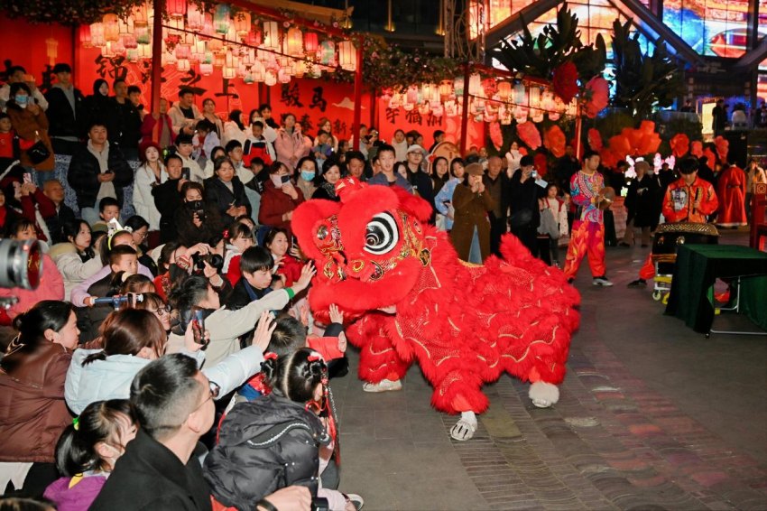 ¶«ÃÅÂëÍ·ÉϵÄдº»î¶¯¡£Ö÷°ì·½¹©Í¼