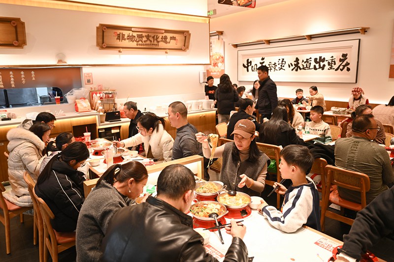 2��16�գ��ϰ����ϱ�·ĳ�̳��������������� л��ǿ ��