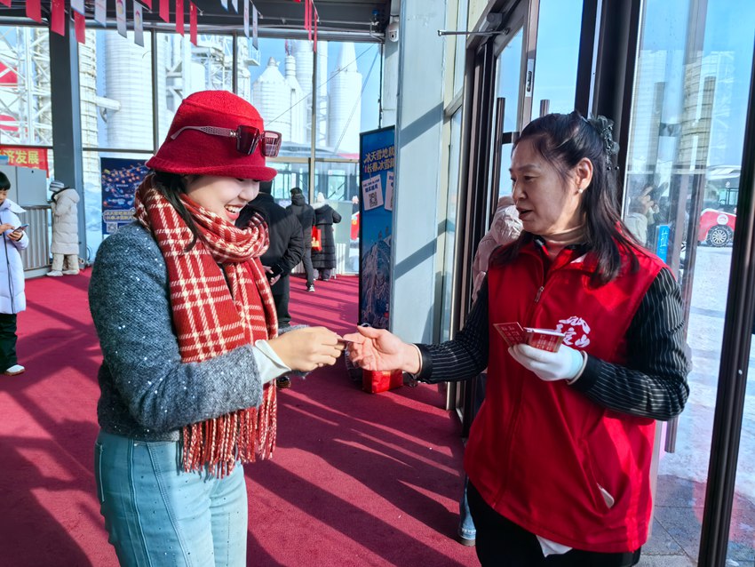 ¹¤×÷ÈËԱΪÓοͷ¢·ÅÃâ·ÑÈÈÒûȯ¡£ÈËÃñÍø¼ÇÕß Íõº£Ô¾Éã