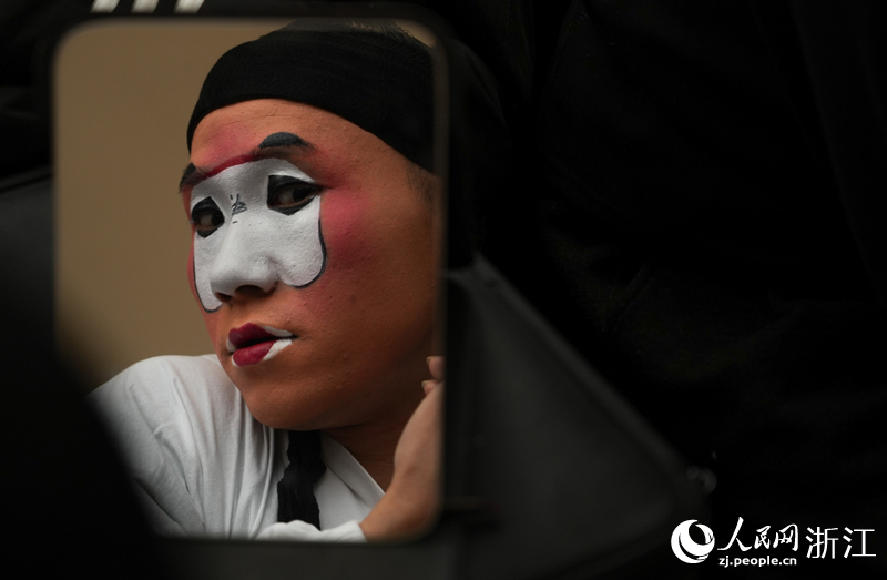 演员张振星正在化妆,他当天饰演《过河》中的蒲城县令。人民网记者 郭扬摄