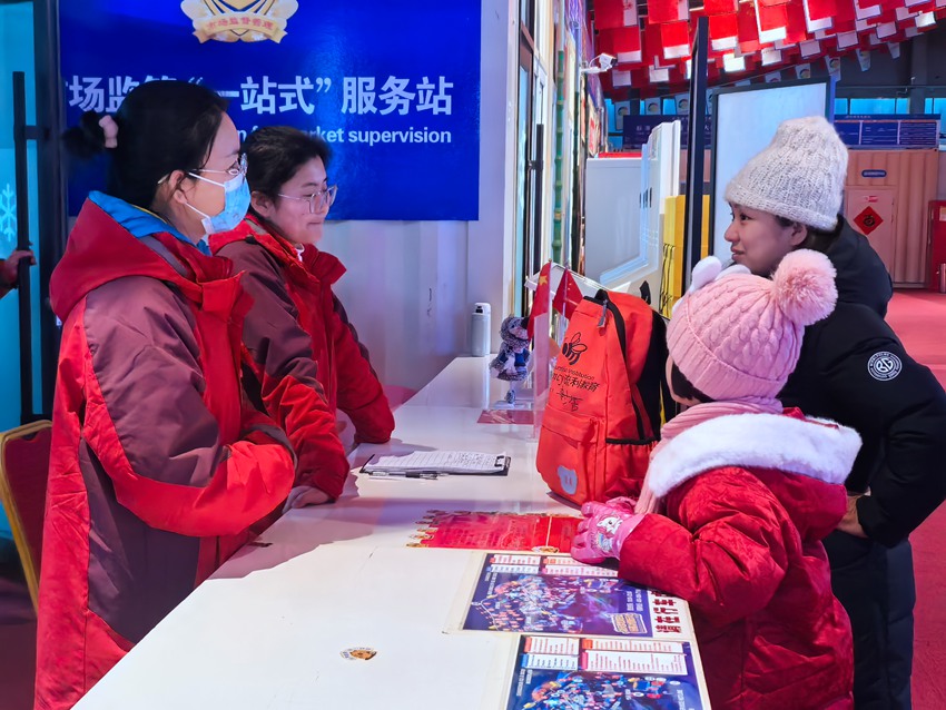 ¹¤×÷ÈËÔ±ÄÍÐĽâ´ðÓο͵ÄÎÊÌâ¡£ÈËÃñÍø¼ÇÕß Íõº£Ô¾Éã