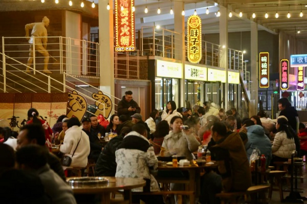 景区沉浸式火锅店人气高涨。受访者供图