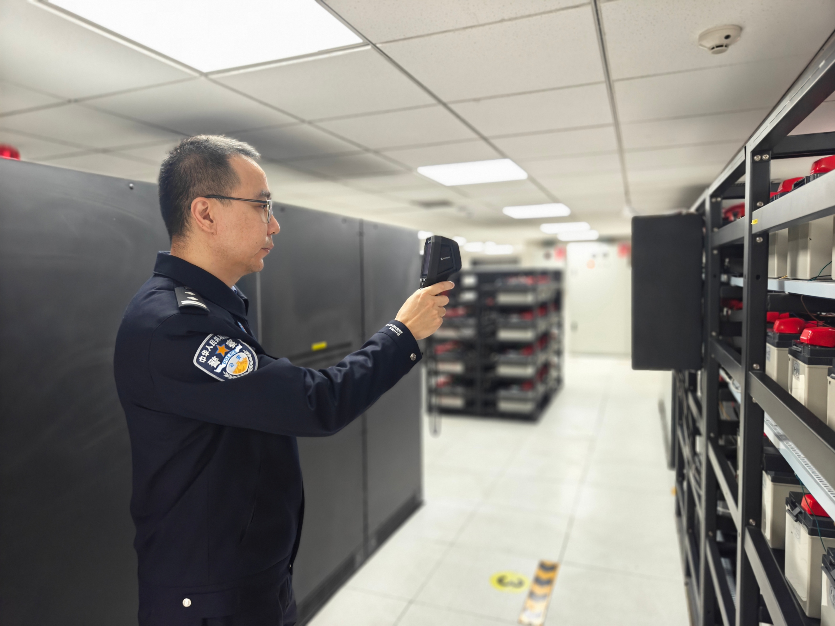 付银鹏用热成像检测仪检查电池充电情况。人民网记者 王雅蝶摄