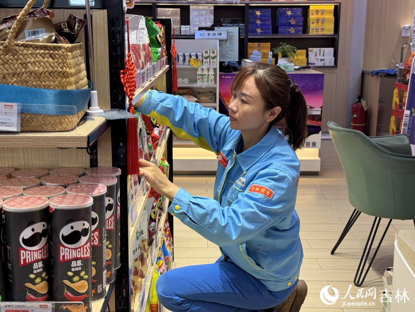 于丹正在专注地整理货架。人民网记者 李思玥摄